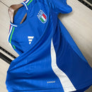 Camisa Itália Home I 2024/25 Adidas masculina, azul, com escudo da seleção italiana em destaque, tecido leve e respirável, ideal para treinos, jogos e torcer pelo time.”