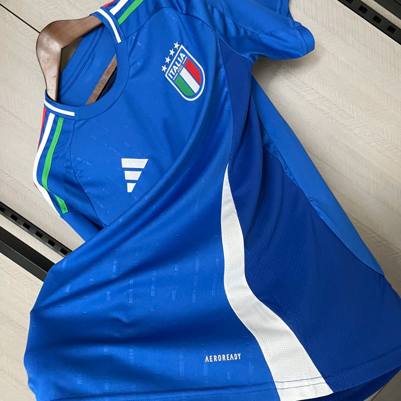 Camisa Itália Home I 2024/25 Adidas masculina, azul, com escudo da seleção italiana em destaque, tecido leve e respirável, ideal para treinos, jogos e torcer pelo time.”