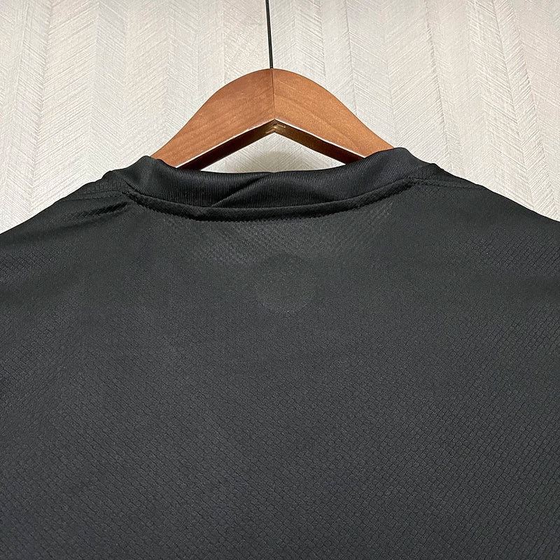 Uniforme infantil Corinthians away 2024/25 Nike preto conjunto com camisa e short, escudo do Corinthians e logo Nike aplicados, modelo reserva para criança apaixonadas pelo Timão 
