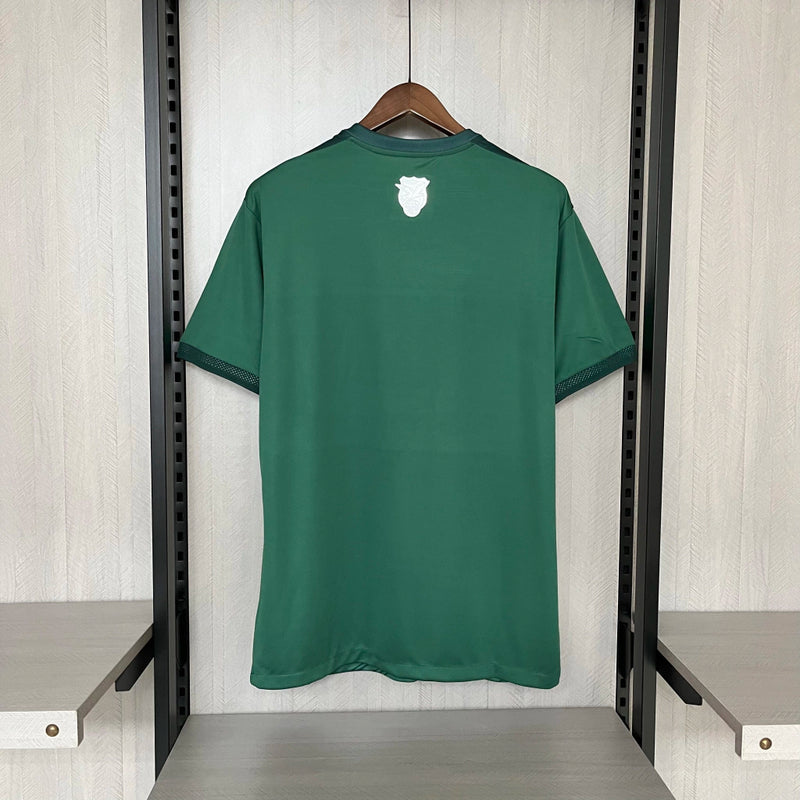 Camisa Bolívia Home I 2023/24 Torcedor Masculina verde, com detalhes inspirados na bandeira boliviana, tecido leve e confortável para torcedores da La Verde
Camisa Bolívia Home I 2023/24
Camisa Bolívia 2023/24 masculina
Camisa seleção Bolívia 2023
Camisa Bolívia verde torcedor
Camisa Bolívia La Verde
Camisa Bolívia masculina 2023/24
Camisa Bolívia nova coleção
Camisa Bolívia futebol 2023/24