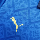 “Camisa Itália Home I 2020/21 Puma Retrô masculina, azul, com escudo da seleção italiana no peito e detalhes clássicos da temporada 2020/21, feita em tecido leve e confortável, ideal para colecionadores, fãs de futebol retrô e uso casual.”