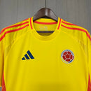 Camisa Colômbia Home 2024/25 Masculina para torcedor, amarela com detalhes em azul e vermelho, modelo oficial da seleção colombiana, ideal para fãs da Colômbia"
