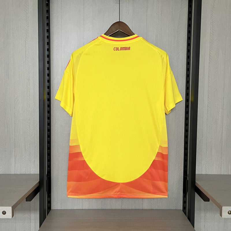 Camisa Colômbia Home 2024/25 Masculina para torcedor, amarela com detalhes em azul e vermelho, modelo oficial da seleção colombiana, ideal para fãs da Colômbia"