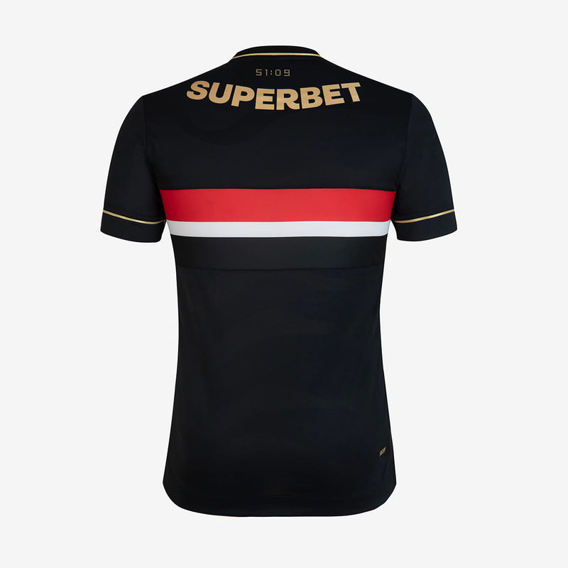 Camisa Comemorativa SPFC 2025 Masculina New Balance na cor preta com detalhes dourados, faixa tricolor no peito e escudo oficial do São Paulo Futebol Clube.