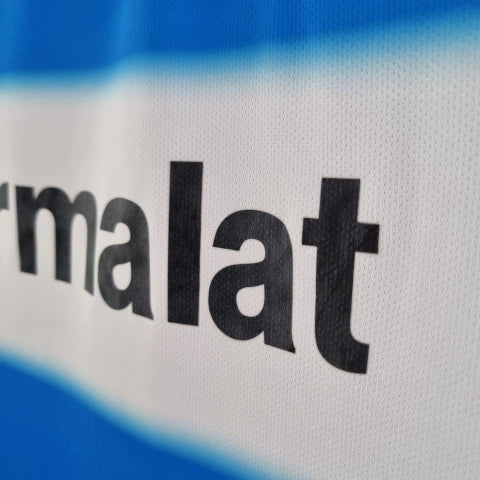 Camisa Parma Goleiro 1999/00 Retrô Masculina Azul com escudo bordado, design clássico e visual autêntico dos goleiros lendários do futebol italiano.”