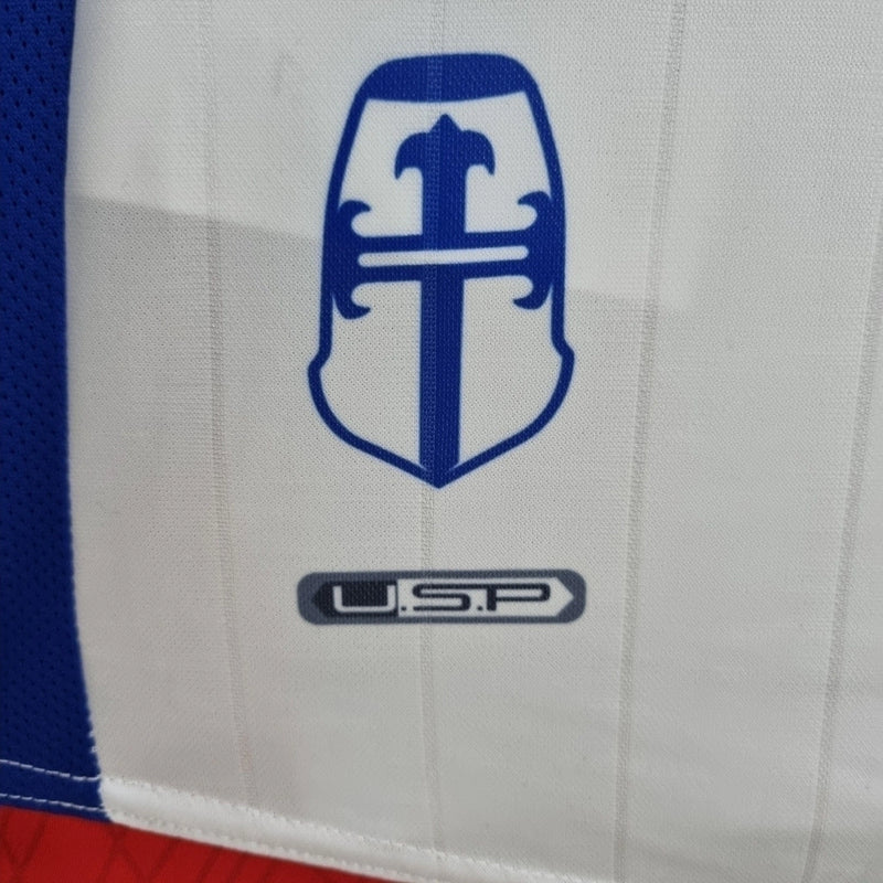 Camisa Retrô Universidad Católica Home I 2009/10 Puma Masculina branca, uniforme titular clássico do futebol chileno com escudo da Católica no peito, design retrô, ideal para torcedores e colecionadores.
