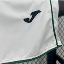 Kit Infantil Córdoba CF Home (1) 2025/26, camisa verde e branca com shorts oficiais, disponível dos tamanhos 3-4 anos até 12-13 anos, uniforme completo para pequenos torcedores."