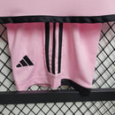 "Kit Infantil Inter Miami Home (1) 2024/25 Adidas oficial, camisa branca com detalhes em rosa e preto, escudo do Inter Miami CF em destaque, shorts e meias combinando, uniforme completo para crianças de 3 a 13 anos"