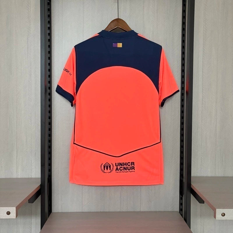 Camisa Barcelona Third III 2025/26 Nike Torcedor Masculina, uniforme oficial laranja com design moderno, disponível nos tamanhos P ao XGG para torcedores culés."