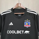 Camisa Colo-Colo Away II 2024/25 Adidas Torcedor Masculina na cor preta, modelo reserva do time chileno, tecido leve e respirável com escudo em destaque no peito.