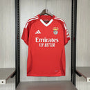 Camisa Benfica Home I 2024/25 Adidas Torcedor Masculina Vermelha, design clássico com detalhes brancos, conforto e tradição do futebol português.”