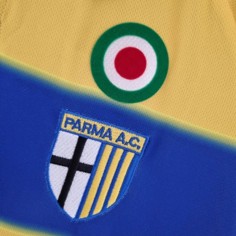 Camisa Parma Home I 1999/00 Retrô Masculina Amarela com detalhes em azul, escudo clássico do clube italiano e design fiel à época.”
