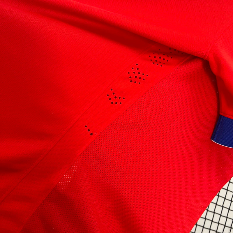 Camisa Chile Home II 2015/16 Nike retrô masculina vermelha com detalhes azuis e brancos, gola polo com botão e tecido leve respirável para torcedores e colecionadores