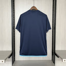 Camisa Philadelphia Union Home I 2024/25 Adidas Torcedor Masculina azul – uniforme principal do time com design moderno e detalhes em dourado, simbolizando a força e tradição do clube. Ideal para torcedores que valorizam conforto, estilo e identidade esportiva.