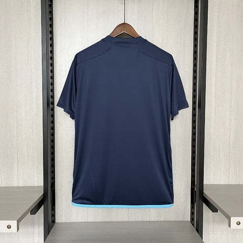 Camisa Philadelphia Union Home I 2024/25 Adidas Torcedor Masculina azul – uniforme principal do time com design moderno e detalhes em dourado, simbolizando a força e tradição do clube. Ideal para torcedores que valorizam conforto, estilo e identidade esportiva.