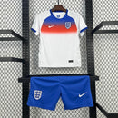 Kit Infantil Inglaterra Home I 2025/26 Nike - Camisa branca e shorts combinando com detalhes azuis, escudo da seleção em destaque, ideal para jovens torcedores