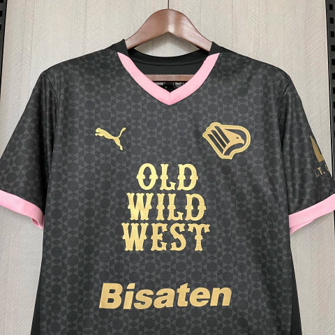 Camisa Palermo Away II 2024/25 Puma Torcedor Masculina preta com escudo bordado no peito, detalhes sutis em rosa, logo Puma em destaque, gola redonda moderna e tecido respirável dryCELL, ideal para torcedores que buscam estilo, conforto e tradição do clube italiano.