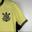 Camisa Corinthians Third III 2023/24 Nike torcedor masculina amarela, com escudo do clube bordado no peito, detalhes em preto e design inspirado na Democracia Corinthiana