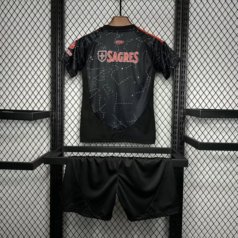 Kit Infantil Benfica Away II 2024/25 Adidas com camisa e shorts oficiais, uniforme alternativo em tecido leve e confortável para jovens torcedores, produto licenciado ideal para treinos e lazer.