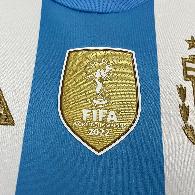 Camisa Argentina Home 2024/25 Torcedor Masculina Adidas com Patch de Campeão – , branca e azul celeste