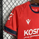 Kit Infantil Osasuna Home I 2024/25 vermelho e azul com camisa e short, tecido leve e respirável, ideal para pequenos torcedores do clube de Pamplona."