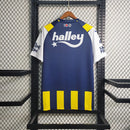 Camisa Fenerbahçe Home I 2023/24 Puma masculina em amarelo e azul, com escudo bordado e tecido respirável dryCELL, ideal para torcer e jogar futebol com conforto."