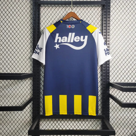 Camisa Fenerbahçe Home I 2023/24 Puma masculina em amarelo e azul, com escudo bordado e tecido respirável dryCELL, ideal para torcer e jogar futebol com conforto."