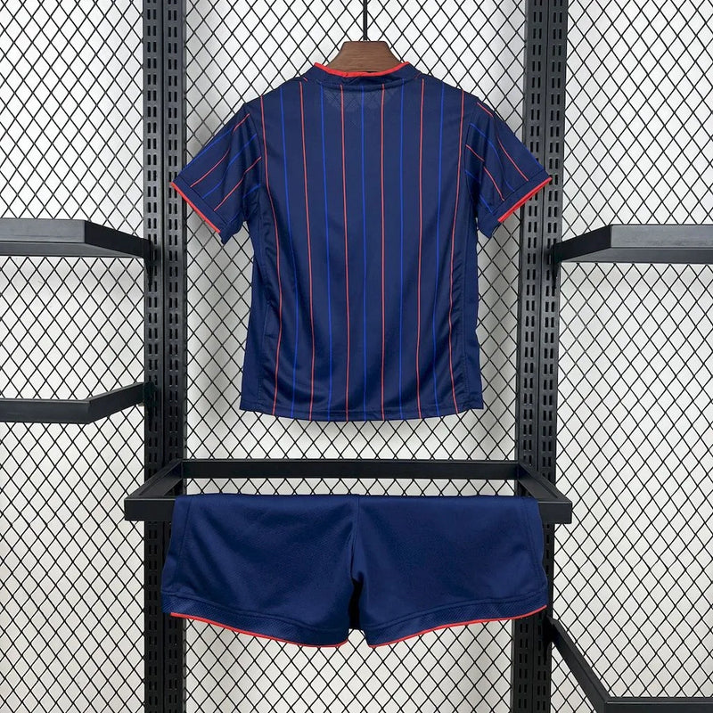 "Kit Infantil Estados Unidos Away II 2025/26 Nike, uniforme oficial com camisa e shorts, design moderno da seleção norte-americana, disponível dos 3-4 aos 12-13 anos."