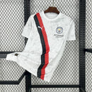 Camisa Manchester City 2025/26 Torcedor Masculina na cor branca, com escudo oficial bordado no peito e detalhes em azul celeste, modelo da temporada