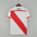 Camisa River Plate Home I 2015/16 Adidas Retrô Masculina branca com faixa diagonal vermelha, tecido leve e respirável, gola retrô clássica, escudo bordado, perfeita para torcedores, colecionadores e apaixonados pelo futebol argentino.
