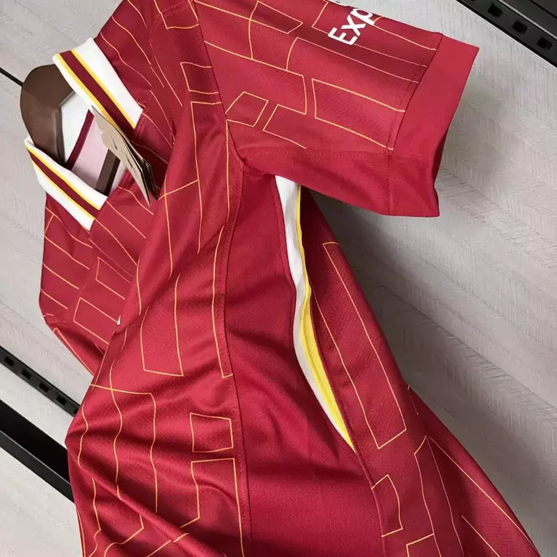 Camisa Liverpool Home I 2024/25 Nike Torcedor Masculina vermelha, com escudo dos Reds e tecnologia Dri-FIT para conforto e respirabilidade, ideal para jogos e torcedores apaixonados."