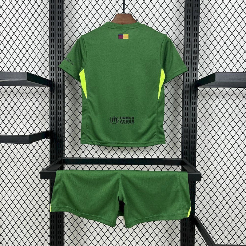 Kit Infantil Barcelona Goleiro 2025/26 Nike Verde, camiseta e shorts oficiais do Barça para crianças, modelo de goleiro com escudo bordado e design exclusivo, ideal para pequenos torcedores e colecionadores."