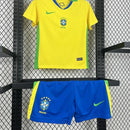 Kit Infantil Brasil Home 2025/26 Nike, camisa amarela com detalhes em azul e verde, shorts e meias combinando, uniforme oficial para crianças de 3 a 13 anos torcedoras da Seleção Brasileira."