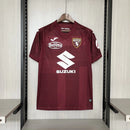 “Camisa Torino Home I 2024/25 Torcedor Masculina Vinho com detalhes brancos, escudo bordado e design clássico que representa a tradição do clube italiano.”