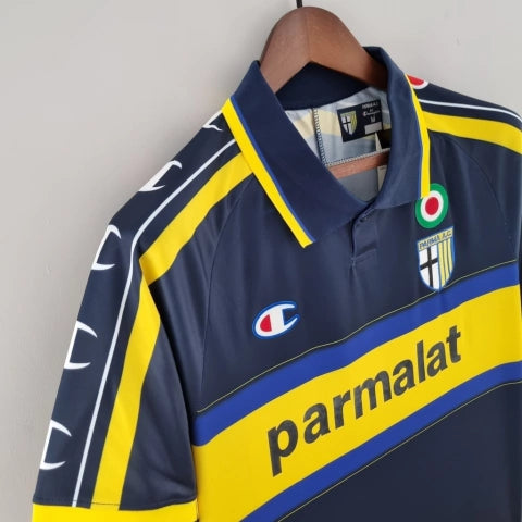Camisa Parma Third III 1999/00 Retrô Masculina Azul com escudo bordado, design clássico e visual autêntico inspirado na terceira camisa do clube italiano.”