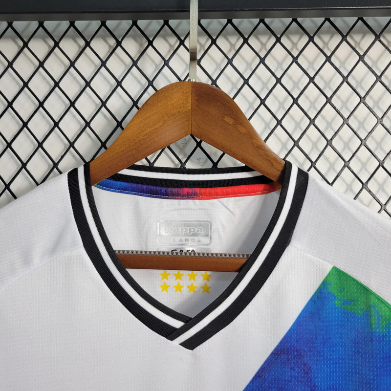 Camisa Vasco da Gama "Edição LGBT" 2021/22 Kappa Torcedor Masculina branca com faixa diagonal preta e detalhes em arco-íris, símbolo de inclusão e diversidade.
