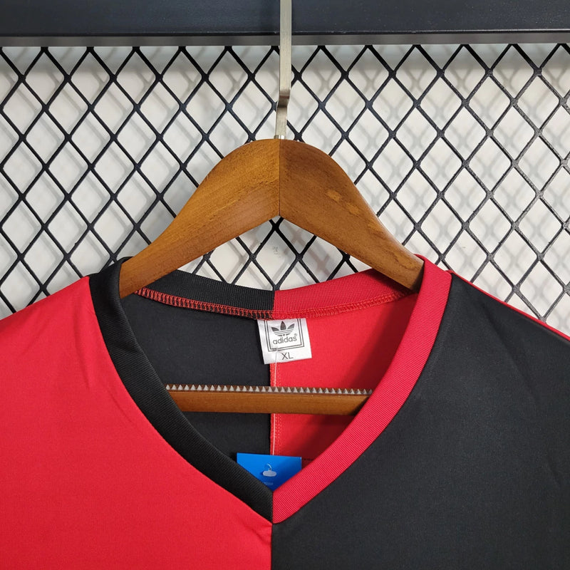 "Camisa Newell’s Old Boys 1993/94 Adidas Retrô Masculina vermelha e preta, modelo clássico anos 90, uniforme histórico do futebol argentino, ideal para colecionadores e torcedores apaixonados."