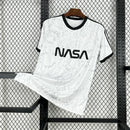 Camisa Juventus NASA 2025 Torcedor Masculina cinza, com logo da NASA em destaque, escudo estilizado da Juventus e design futurista inspirado no espaço.
