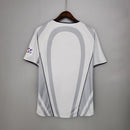 “Camisa PSG Away II 2001/02 Nike Retrô Masculina Cinza e Branca, uniforme histórico do Paris Saint-Germain com design clássico e elegante, ideal para torcedores e colecionadores.”