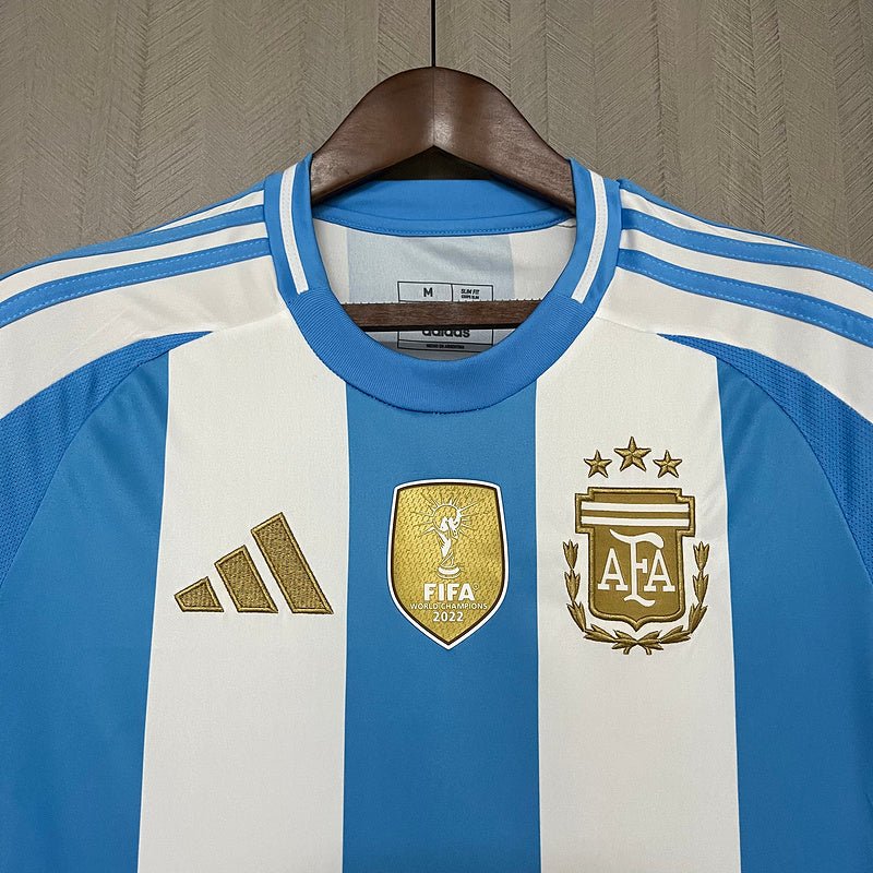 Camisa Argentina Home 2024/25 Torcedor Masculina Adidas com Patch de Campeão – , branca e azul celeste