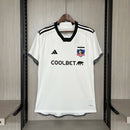 Camisa Colo-Colo Home I 2024/25 Adidas Torcedor Masculina branca, uniforme principal do clube chileno, design clássico com escudo do Colo-Colo e logo Adidas, ideal para torcedores e colecionadores.