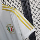 Camisa Itália Edição 125 Anos 2023/24 Adidas Torcedor Masculina, branca, com escudo comemorativo da seleção italiana e logo Adidas em destaque, feita em tecido leve e respirável, ideal para colecionadores e torcedores.”