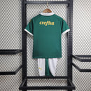 Kit Infantil Palmeiras Home (1) 2024/25 Puma – uniforme completo com camisa verde, shorts e meião oficial do Verdão para crianças de 3 a 13 anos.