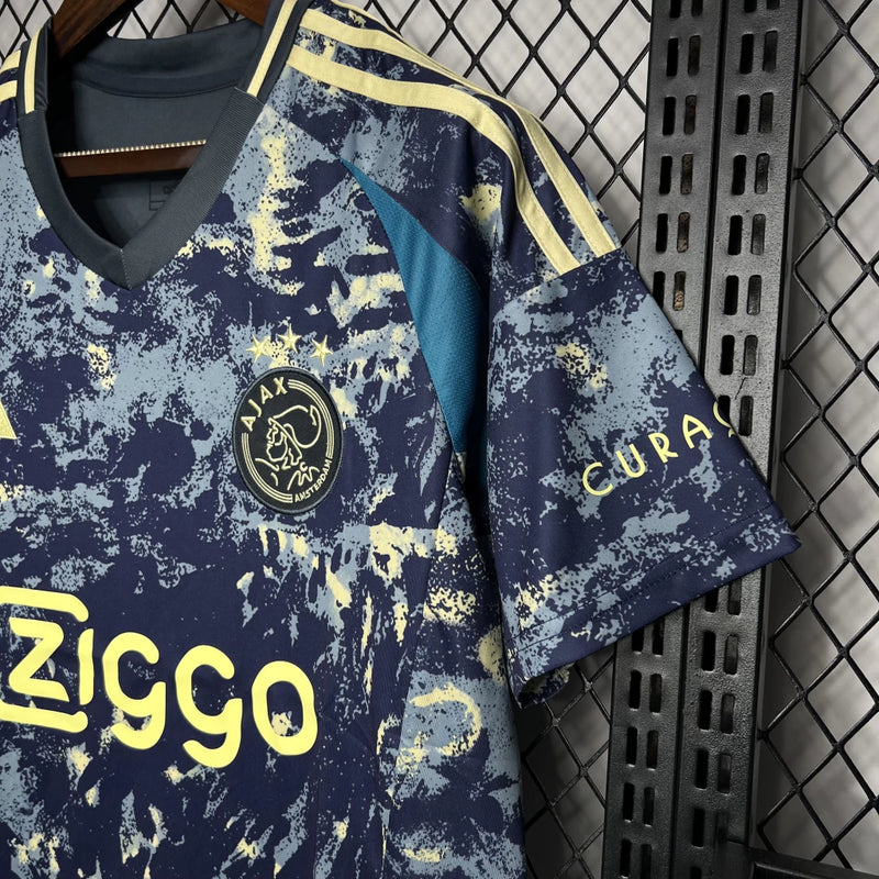 Camisa Ajax Away (2) 2024/25 Adidas Torcedor Masculina oficial, modelo fora de casa da temporada 2024/25, com escudo do Ajax e logo Adidas, design moderno e tecido AEROREADY."