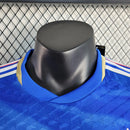 Camisa Itália Home I 2023/24 Adidas Jogador masculina, azul, com escudo da seleção italiana no peito e três listras Adidas nos ombros, feita em tecido leve e respirável, modelo com ajuste jogador para caimento próximo ao corpo, ideal para torcer com estilo e desempenho.”