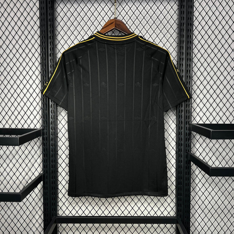 Camisa Santos Charlie Brown Jr 2024/25 Umbro detalhe do escudo e elementos gráficos da banda