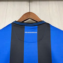 Camisa Atalanta Home I 2024/25 Torcedor Masculina azul e preta, com listras verticais tradicionais, escudo bordado e gola reforçada, simbolizando a força e a elegância da Atalanta BC.