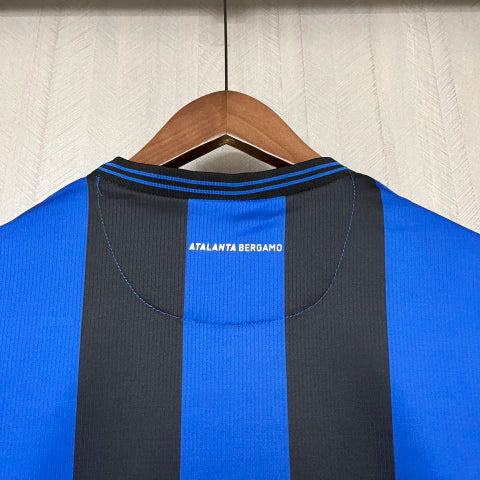 Camisa Atalanta Home I 2024/25 Torcedor Masculina azul e preta, com listras verticais tradicionais, escudo bordado e gola reforçada, simbolizando a força e a elegância da Atalanta BC.