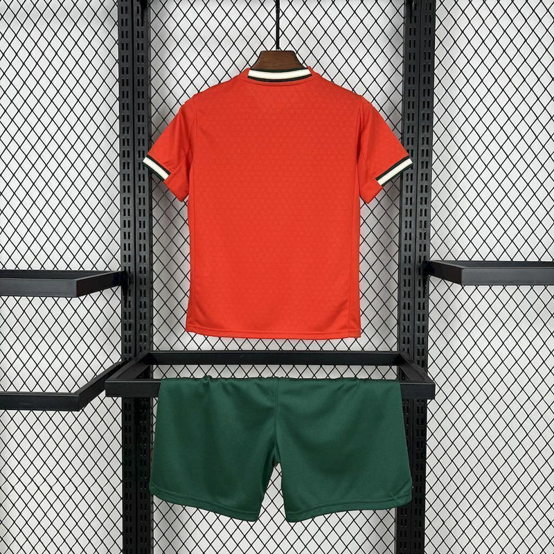Kit Infantil Seleção Portugal Home I 2025/26 Puma – Parte traseira da camisa e shorts vermelho e verde, design clássico para jovens torcedores