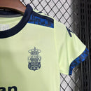 Kit Infantil Las Palmas Third III 2024/25 Hummel com camisa e short verde, uniforme infantil leve e respirável, ideal para jogos, treinos e jovens torcedores do Las Palmas."